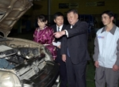 현대·기아차 정몽구(鄭夢九) 회장이 9일(금) 몽골 울란바타르에 소재한 현대·기아차 몽골대리점을 방문해 고객 서비스 현장을 직접 점검하고 소비자들에게 경제성 높은 부품 공급과 서비스 품질 제고로 현대·기아차의 이미지를 지속적으로 유지, 확대해 나가야 한다고 당부했다.