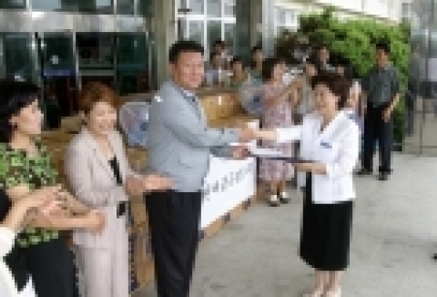 방어진초등학교에 선풍기와 에어컨을 기증하는 장면.