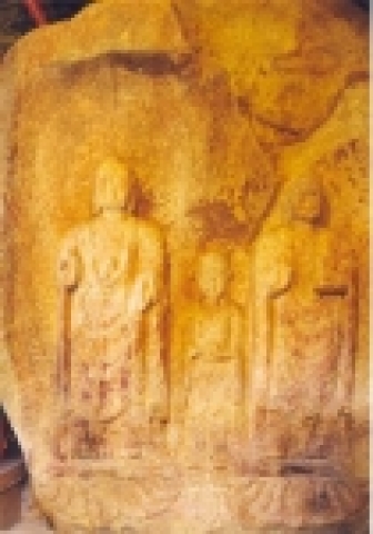 국보 제307호 태안마애삼존불 