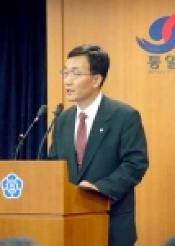 이봉조 차관이 주례브리핑을 갖고 경협과 북한이탈주민 문제에 대해 설명하고 있다