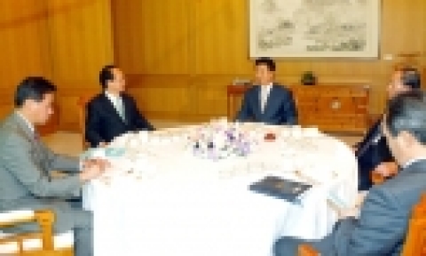 노무현 대통령은 열린우리당 이부영 당의장과 오찬을 함께 했다.