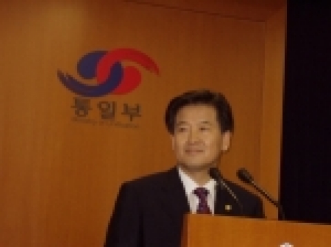 정동영 장관이 북한에 대해 남북대화 재개를 촉구하고 있다