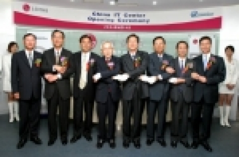LG CNS China IT Center 오픈. 왼쪽에서 네번째부터 LG CNS 정병철 사장, 한국소프트웨어진흥원 중국 아이파크 모영주 소장, LG전자 손진방 사장