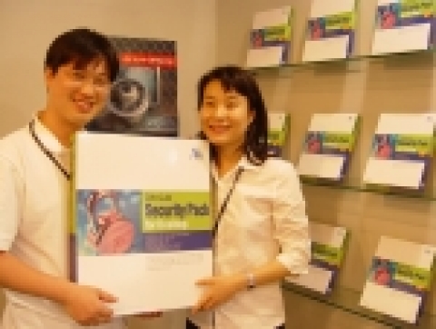 안철수연구소 직원이 제품 진열대에서 PC용 통합보안 제품 ‘시큐리티팩’ 패키지를 선보이고 있다.