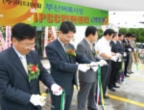 "삼성네트웍스에서 구축한 200석 규모의 미디어윌 그룹 벼룩시장 컨택센터가 8월 18일 문을 열었다. 컨택센터 오픈식에는 (사진 좌측부터) 시스코시스템즈코리아 조태영 상무, 삼성네트웍스 최부영 상무 경희대 박찬욱 교수, 미디어윌 이승철 사장, 미디어윌 이인경 사장 등 관계자 100여명이 참석했다"