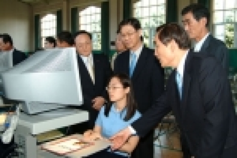 LG복지재단(대표이사:具滋暻 LG명예회장)은 한국특수교육총연합회를 통해 전국 13개 시각장애 특수학교에 독서확대기 35대와 컴퓨터 47대 등 총 1억 7천만원 상당의 시각장애인 교