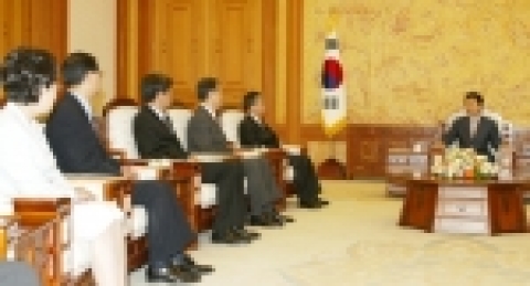 노무현 대통령은 차관급 인사 6명에게 임명장을 수여한 뒤 환담을 나누고 있다. 