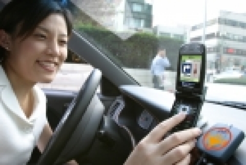 운전자가 이지 드라이브를 이용, 목적지까지 최적의 경로를 실시간으로 안내받고 있는 모습.