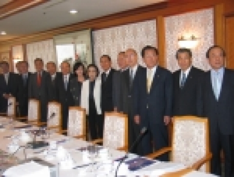 오른쪽부터..
      최영환 한국과학문화재단 이사장
      김유승 한국과학기술연구원 원장
      김용구 중소기업협동조합중앙회 회장
      임관 삼성종합기술원 