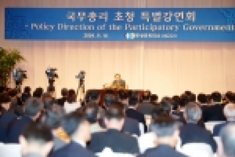 이해찬 국무총리가 조찬간담회에 참석한 국내외 기업인 및 주한외교사절들에게 '급변하는 대내외 여건과 참여정부의 국정운영방향'이란 주제로 강연을 하고 있다.