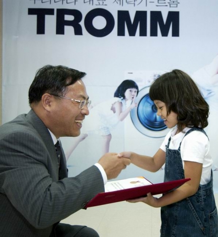정채은양에게 대학장학금 증서를 전달하는 LG전자 디지털 어플라이언스 사업본부 이영하(李榮夏) 부사장
