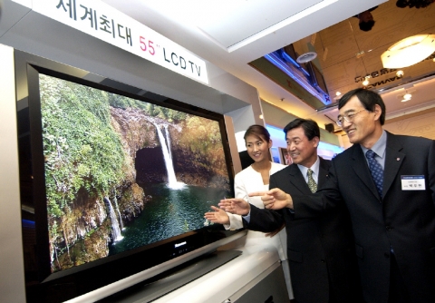 LG전자 우남균 사장과 백우현 사장이 세계 최대 55인치 LCD TV 신제품에 대해 도우미로 부터 설명을 듣고 있다