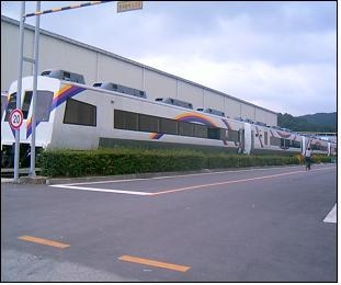 관광전용열차, 3색선은 산, 태양, 빛의 자연을 상징적으로 표현하였으며, 원형곡선은 농악의 상모돌리기 동적인 즐거움과 흥겨움을 한국적 이미지를 백색위에 형상화   