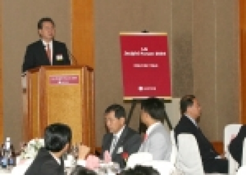 9월17일(금) 홀리데이인호텔에서 열린 'LG Insight Forum 2004'에서 LG투자증권 김성태 사장이 기관투자가들과 우수고객들에게 인사말을 하고 있다.