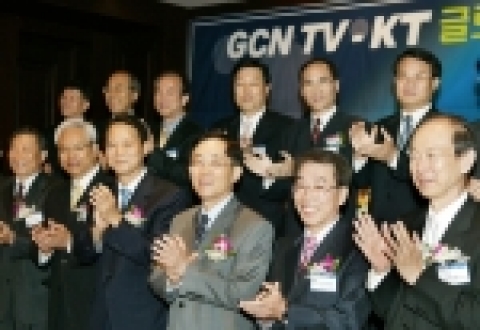 앞줄 좌로부터-온누리 송영태 장로,손한기 장로,하용조 담임목사,KT 이용경 사장,김우식 본부장