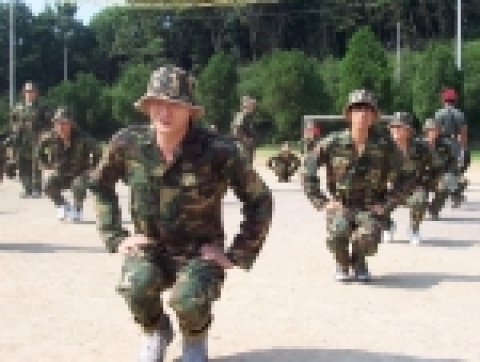 SK네트웍스(대표 최신원) 임직원들이 해병대전략캠프 훈련장에서 교관이 PT체조를 시키고있다.