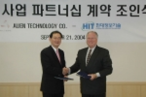 21일 오전 현대정보기술 백원인 사장(사진 왼쪽)과 에이리언 테크놀러지의 Mr. Keith McDonald 마케팅 세일즈 담당 부사장이 용인 현대정보기술 종합연구소에서 RFID분야