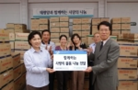 사진 왼쪽 : 창신모자원장 권명식  사진 오른쪽 : (주)태평양 수원물류센타장 유제천