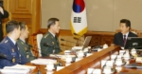 노무현 대통령은 김종환 합창의장으로부터 업무보고를 받았다. 
