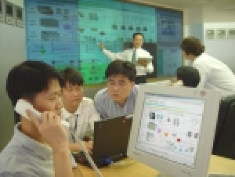 데이콤 10월 1일부터 자사 및 파워콤, KIDC 등의 자회사를 대상으로 서울, 부산 지역부터 시범서비스를 실시한다. 사진은 데이콤 직원들이 원활한 시내전화서비스 제공을 위해 종합