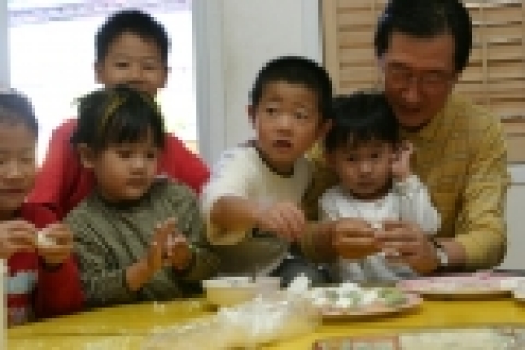 대한생명, 추석 맞아 공부방 아이들과 송편빚기 행사 갖아