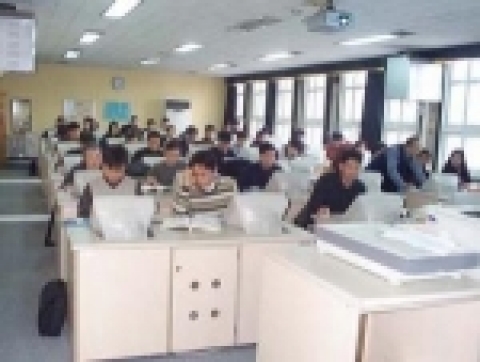 여름방학중 정보화연수에 열중하고 있는 선생님들