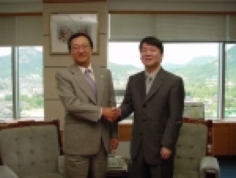 왼쪽은 한국후지쯔의 윤재철 대표이사, 오른쪽이 안철수 대표이사