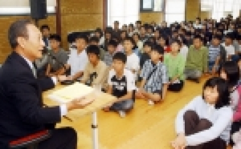 김승유 하나은행장이 이우대안학교 학생들을 대상으로 강의하고 있는 모습임.
