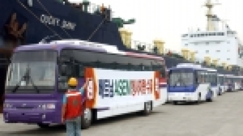 아셈회의 공식 의전차량으로 선정된 현대에어로버스를 포함한 현대차량이 14일 부산항을 통해 선적되고 있는 모습