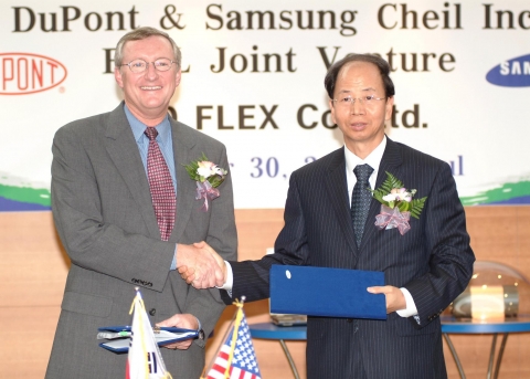제일모직 제진훈사장(오른쪽)과 미국 듀폰(DuPont)의 크래그 네일러 (Craig G. Naylor) 아태담당 부사장이 30일 제일모직 본사에서 FCCL 합작사 설립에 관한 조인