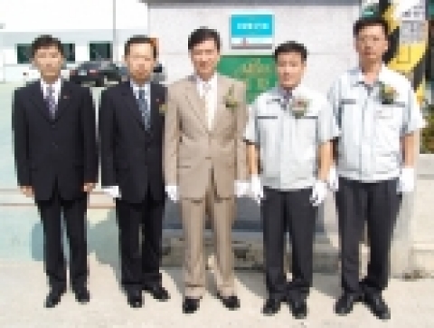 사진에서 왼쪽에서 세번째가 이수범 부행장, 네번째가 정문식 ㈜앨파스 대표이사