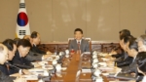 노무현대통령은 13일 수석보좌관 회의에서 “대통령 참석행사 혹은 정부주관 행사에서 민폐가 없도록 각별히 유의하라”고 지시했다.  