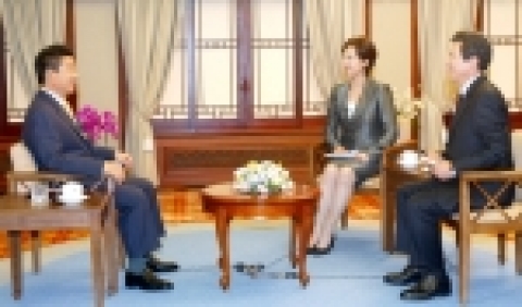 노 대통령은 MBC '시사매거진 2580'이 500회 특집을 기념해 가진 '대통령에게 듣는다' 특별대담프로에서 참석했다.