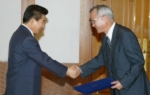 노무현 대통령은 신행정수도건설추진위원회 최병선 위원장에게 위촉장을 수여했다