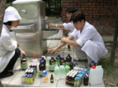 중계동의 수도꼭지물(충숙공묘역)을 상수도연구소 연구원이 채수하고 있다. 이 물은 캘리포니아의 WECK LABORATORIES에 검사 의뢰하였다.
