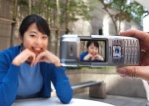 SK텔레콤 고객들이 500만 화소폰을 이용하여 사진을 찍어보고 있는 모습.