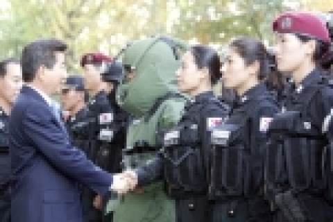 제59주년 경찰의 날 기념식에 참석한 노무현 대통령은 시범훈련을 마친 특공대원들을 격려하고 있다. 