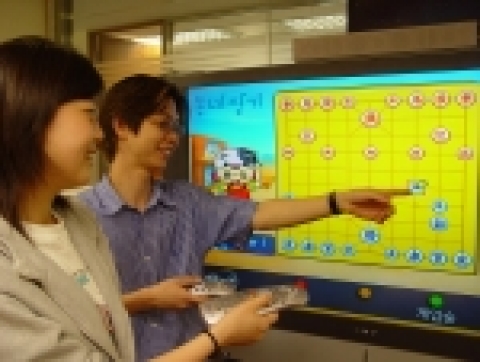 스카이라이프가 13일 첫선을 보일 TV 보드게임 중 '동네장기'를 이용하고 있는 모습.