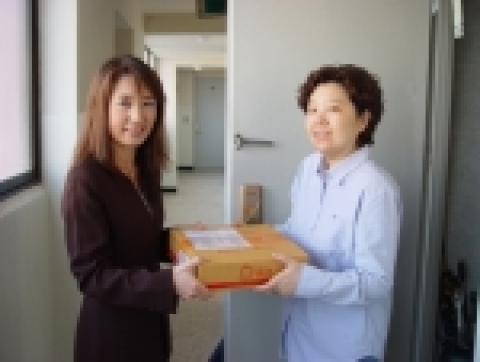 양미나 우리홈쇼핑 쇼호스트 실장이 양천구 목동에 거주  하는 고객의 집을 방문해 고객이 주문한 상품을 전달하고, 고객의 소리를 듣고 있다.