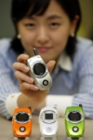 KTF직원이 4가지 색상의 MP3 DJ폰(KTF-X5500) 단말기를 소개하고 있다