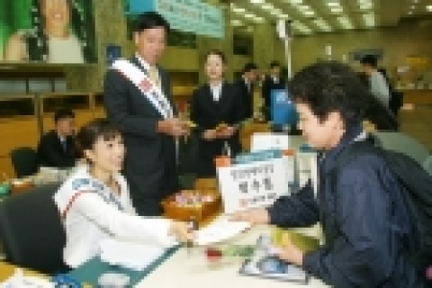본점 영업부에서 박수림씨가 고객들에게 사인을 해주고 있는 장면