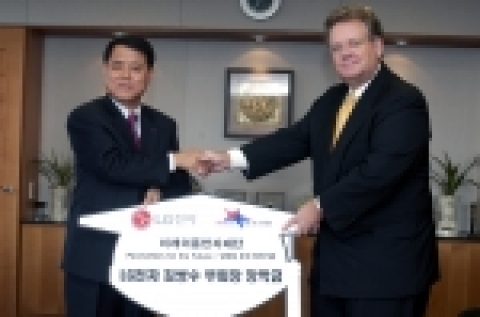 LG전자가 △CEO 장학금 기증 △임원 월급여 1% 기증 등 사회공헌기금을 마련하고 장애인 정보화 교육 등 다양한 사회공헌활동을 전개한다. 사진은 26일 LG트윈타 워에서 김쌍수 