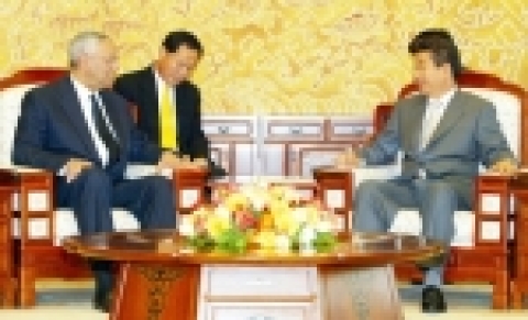 노무현 대통령은 콜린 파월 미 국무장관을 접견한 자리에서 양국 공동관심사에 대해 의견을 교환했다. 