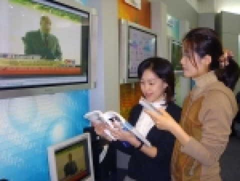 분당 KT본사 전시관을 찾은 고객이 홈엔을 이용한 영어 교육 서비스를 시연해 보고 있다.