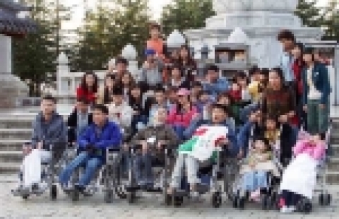 신보는 27～29일 속초에서 대전 대덕구에 소재한 ‘평강의 집’ 장애어린이 등 40명을 초청, 설악산 관광과 노래자랑 등 다양한 행사를 갖는다.낙산사를 찾은 장애어린이들이 밝은 표