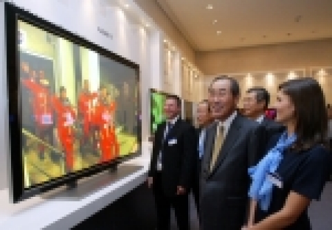 지난 1월 세계최초로 선보인 세계 최대크기의 80인치 PDP TV 
