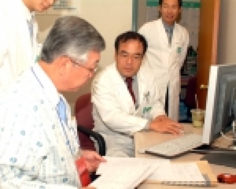 왼쪽 성상철 병원장이 모의환자역할을 하고 있다. 오른쪽 앉은 사람은 정형외과 최인호교수