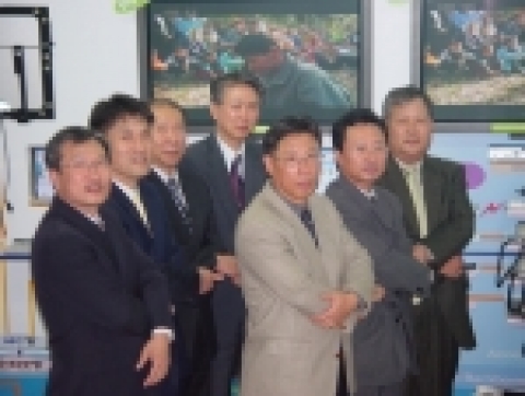 데이콤, LGT, 파워콤 관계자들이 네트워크 협력위원회를 발족한 후 시너지 극대화를 위한 상호 협력을 다짐하고 있다. 