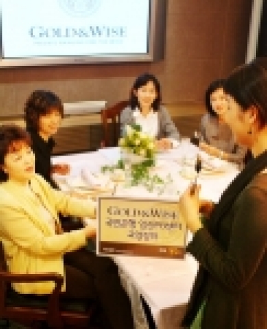 국민은행 프라이빗뱅킹 골드 앤 와이즈 일산PB센터가 오픈 기념 행사로 마련한 `테이블 세팅 강좌`에 참가한 고객들이 테이블세팅 요령을 배우고 있는 모습.
