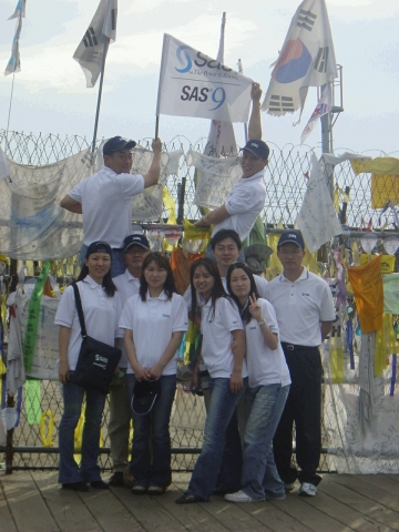 지난 9월 10일 SAS코리아 직원들이 통일전망대를 찾아, SAS9의 중요성을 고취하기 위해 깃발을 꽂고 있다.